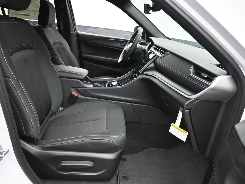 2025 Jeep Grand Cherokee Laredo X photo 5
