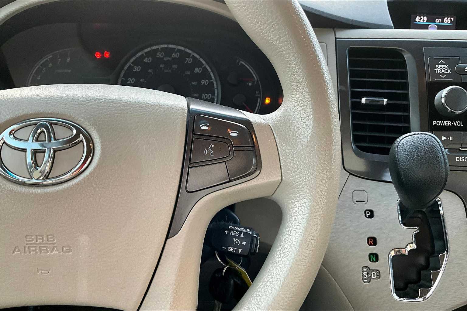 2013 Toyota Sienna LE photo 20