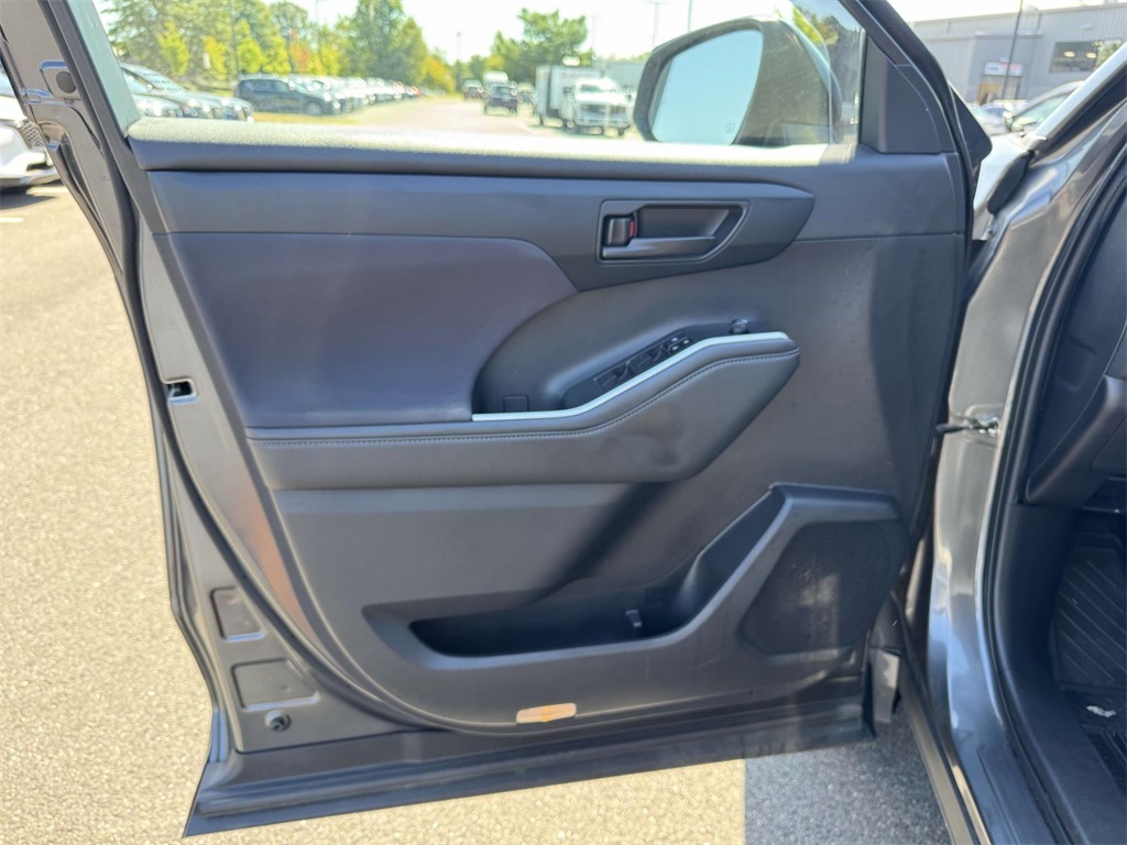 2023 Toyota Highlander Hybrid LE photo 23