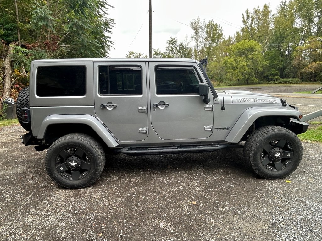2017 Jeep Wrangler Unlimited Sahara photo 9