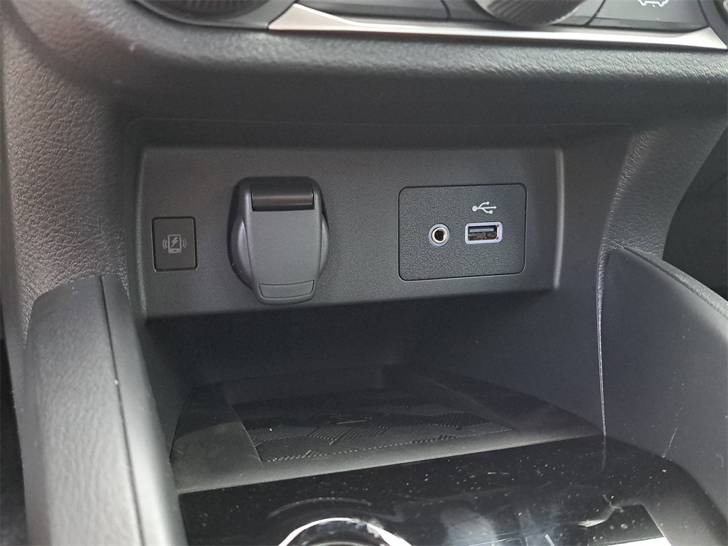 2025 Nissan Versa 1.6 SV photo 28
