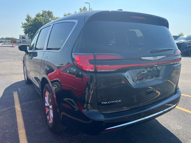 2026 Chrysler Pacifica photo 3