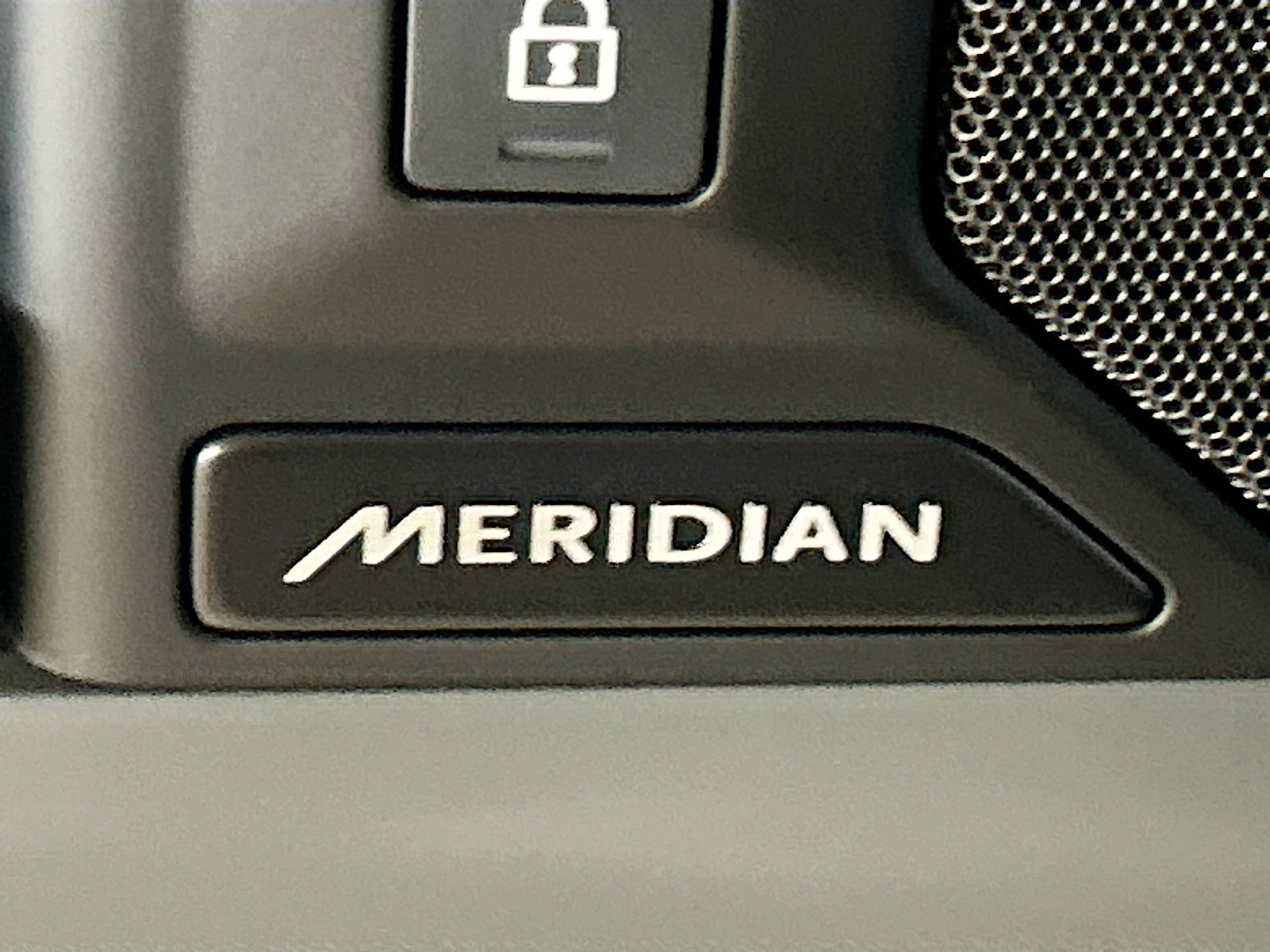 2025 Land Rover Defender 110 S photo 16