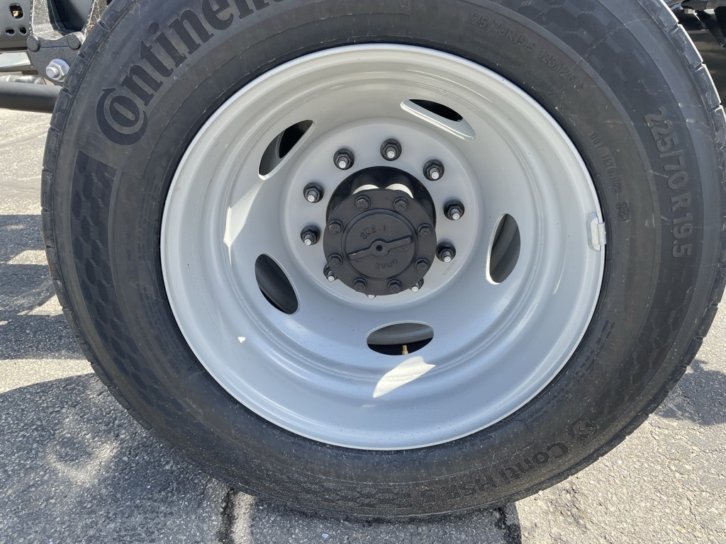 2025 Ford F-550 photo 3