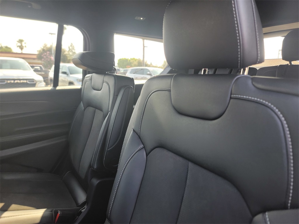 2025 Jeep Grand Cherokee Altitude photo 9
