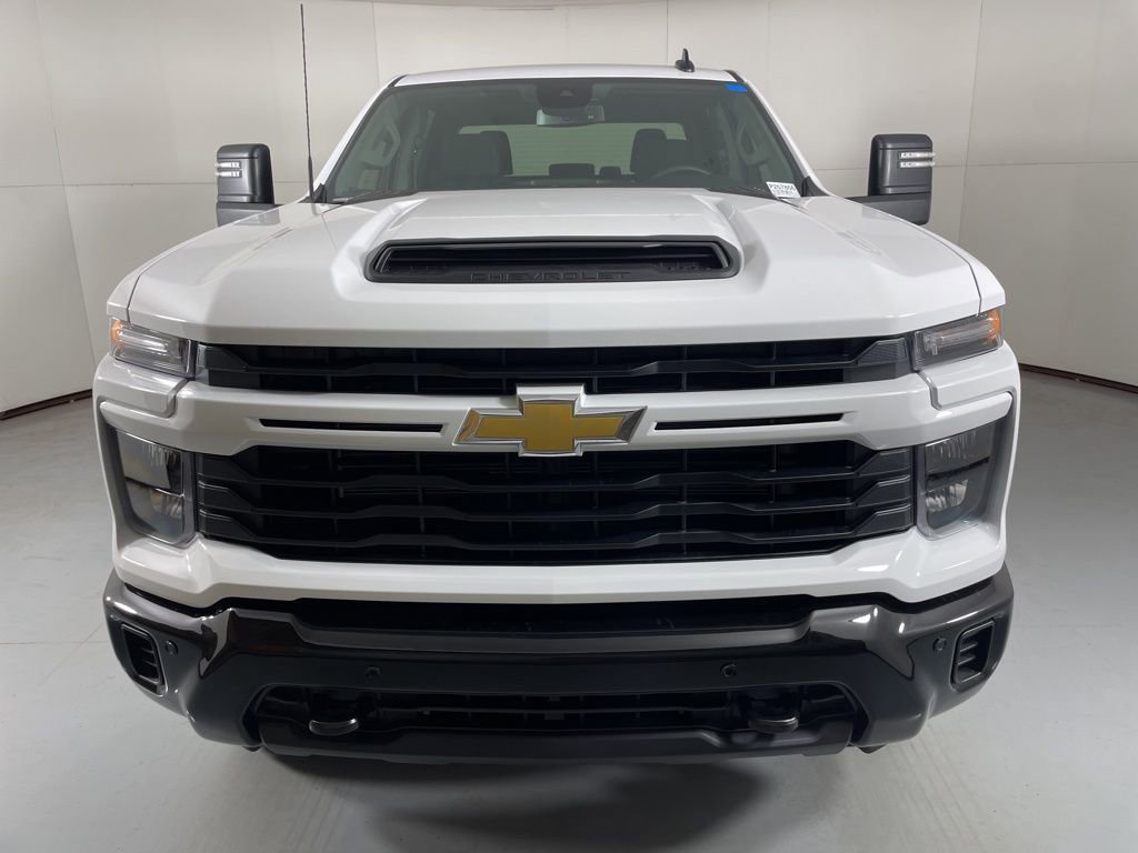 2025 Chevrolet Silverado 2500HD Custom photo 3