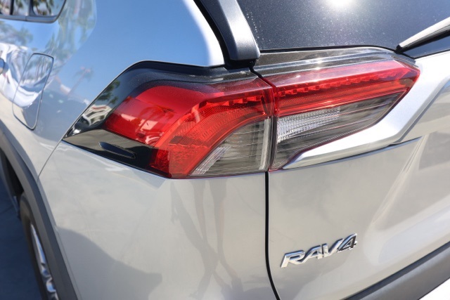 2022 Toyota RAV4 XLE photo 5