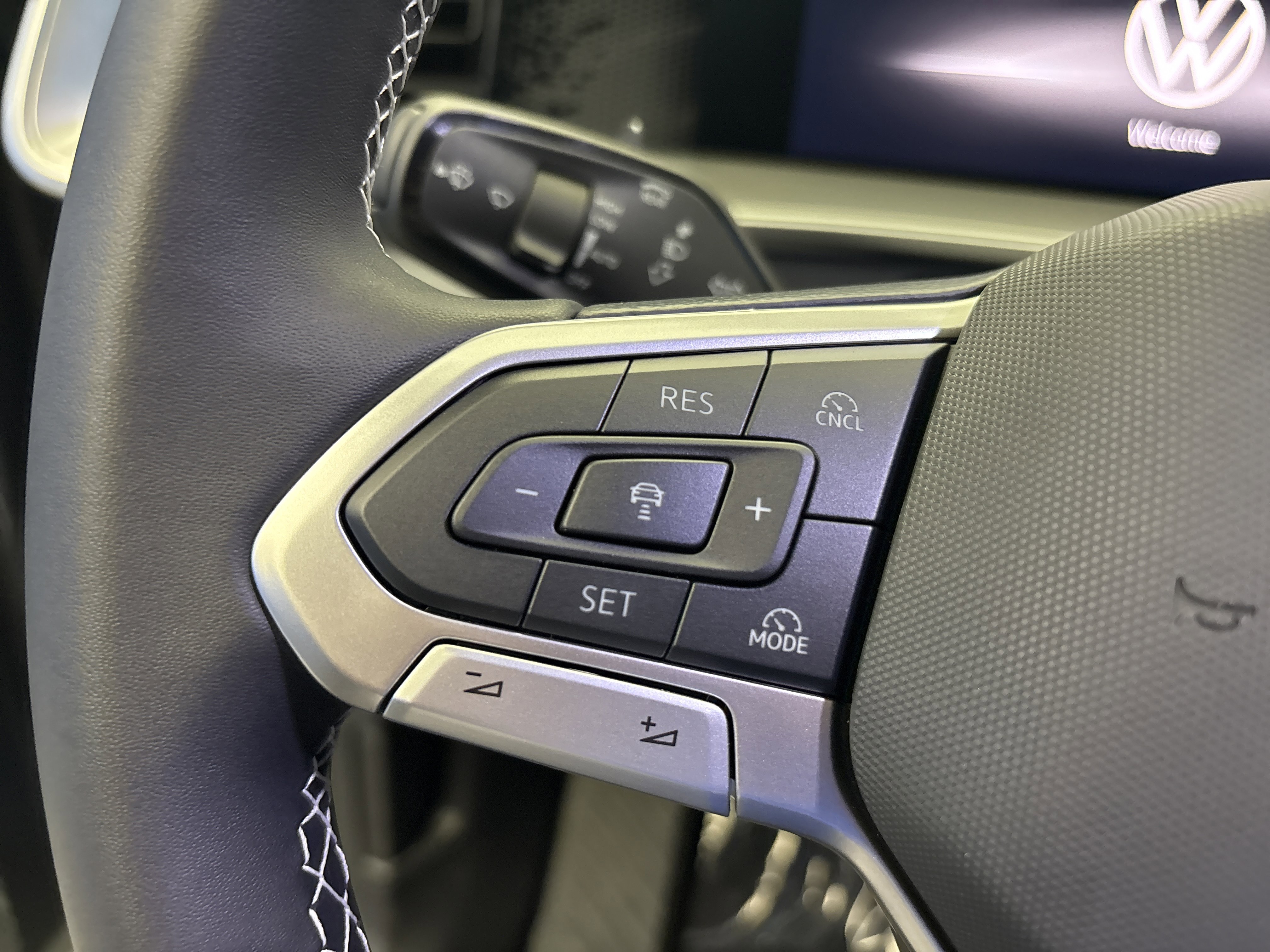 2025 Volkswagen Tiguan SE photo 9