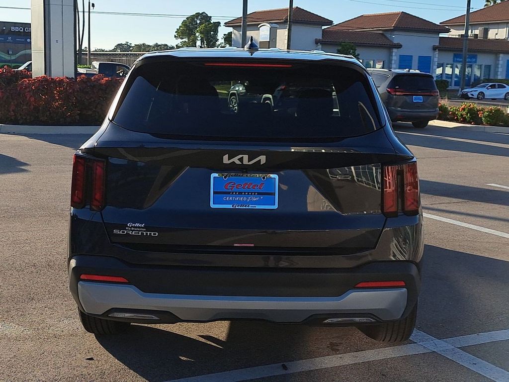 2025 Kia Sorento LX photo 3