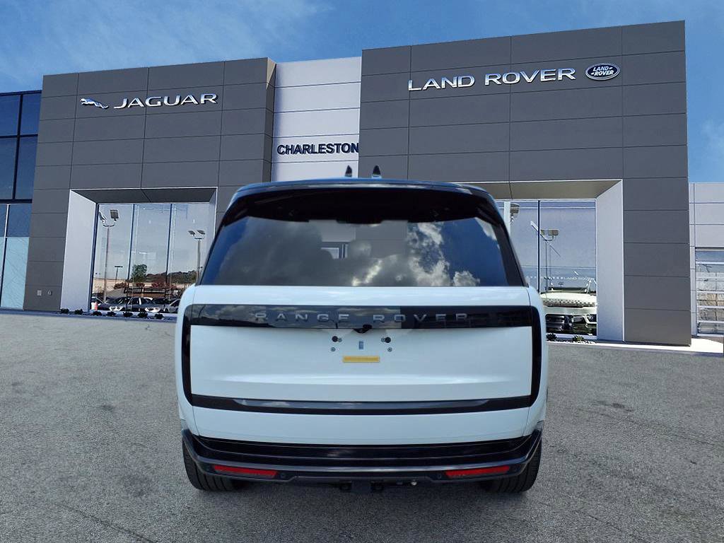2025 Land Rover Range Rover SE photo 3