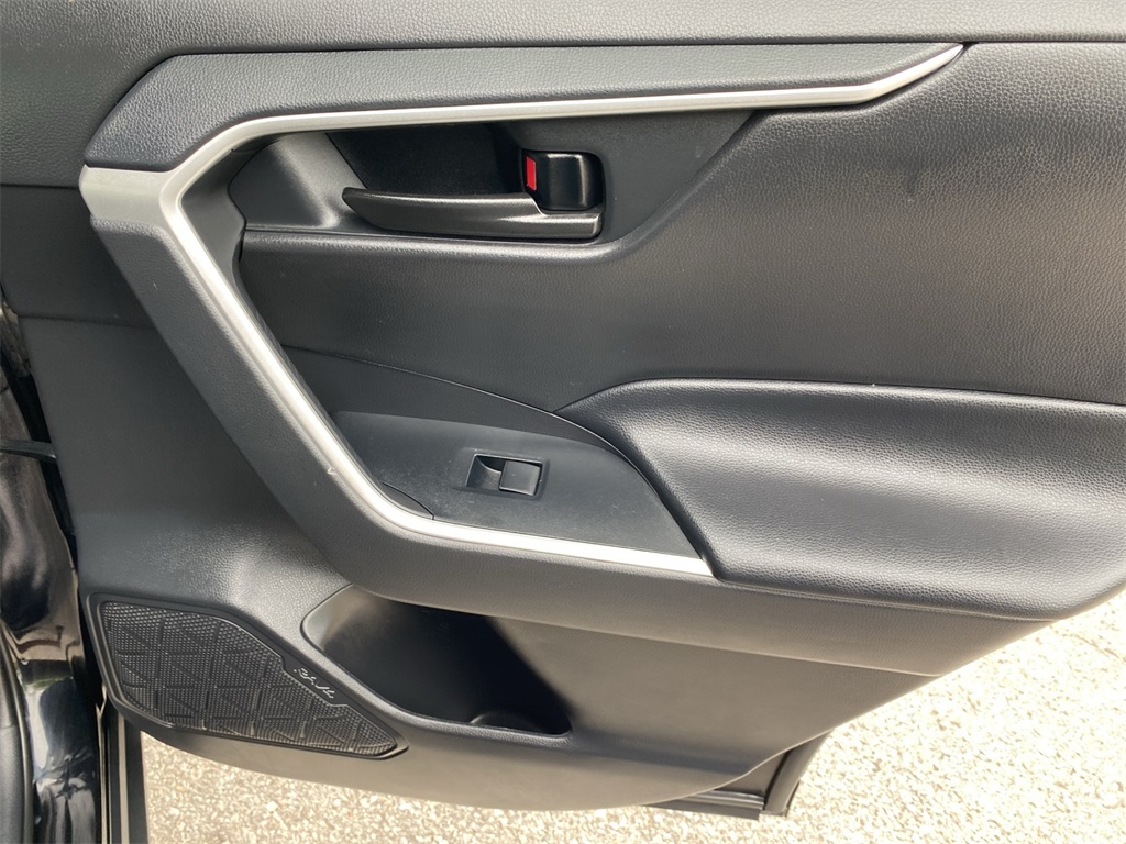 2020 Toyota RAV4 Hybrid LE photo 24