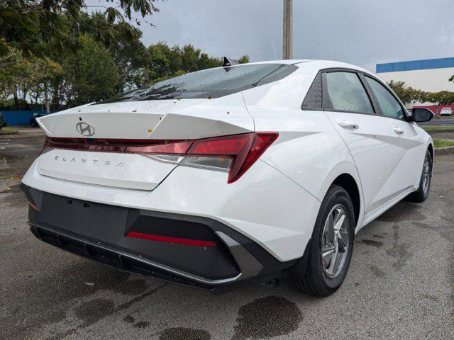 2025 Hyundai Elantra SE photo 4