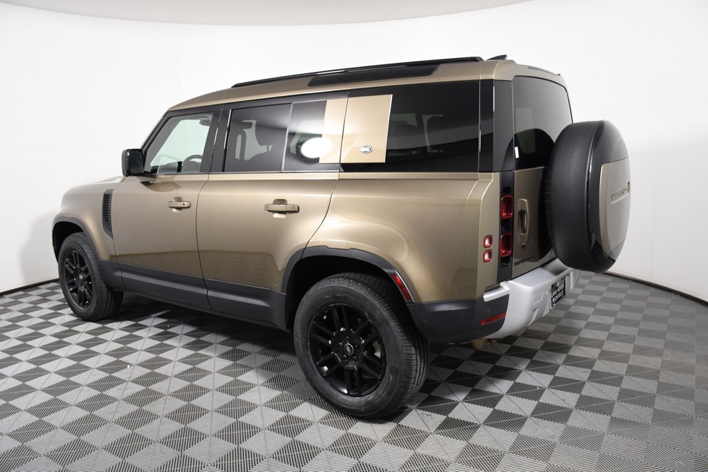 2023 Land Rover Defender 110 S photo 3