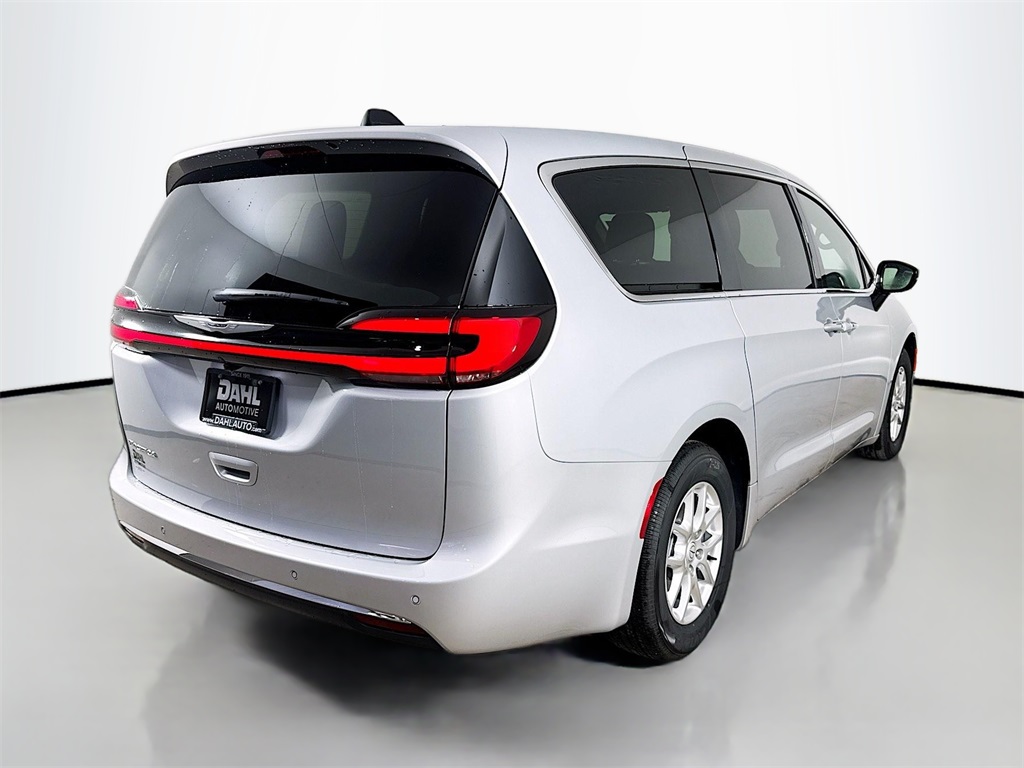 2026 Chrysler Pacifica photo 2
