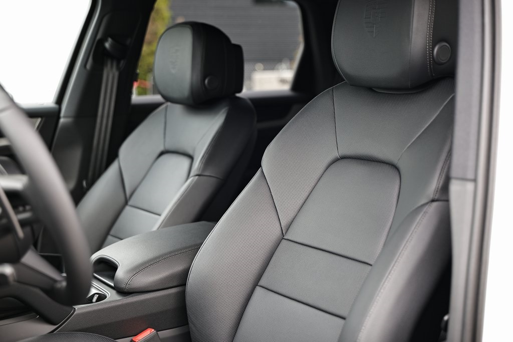 2025 Porsche Cayenne S E-Hybrid photo 24