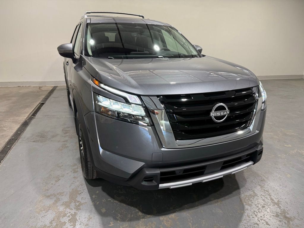 2025 Nissan Pathfinder Platinum's photo