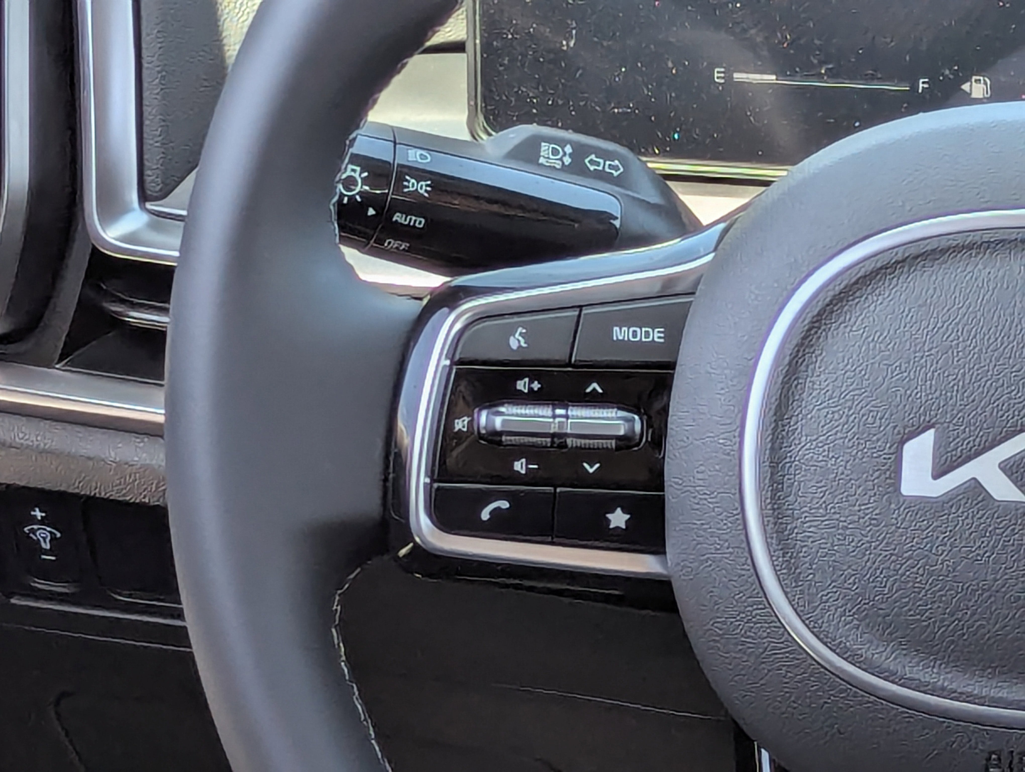 2025 Kia Sorento S photo 2