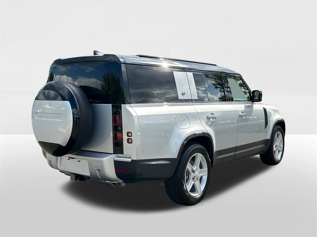 2024 Land Rover Defender 130 S photo 4