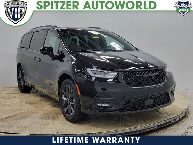 2026 Chrysler Pacifica Limited's photo