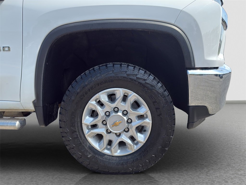 2021 Chevrolet Silverado LT photo 2