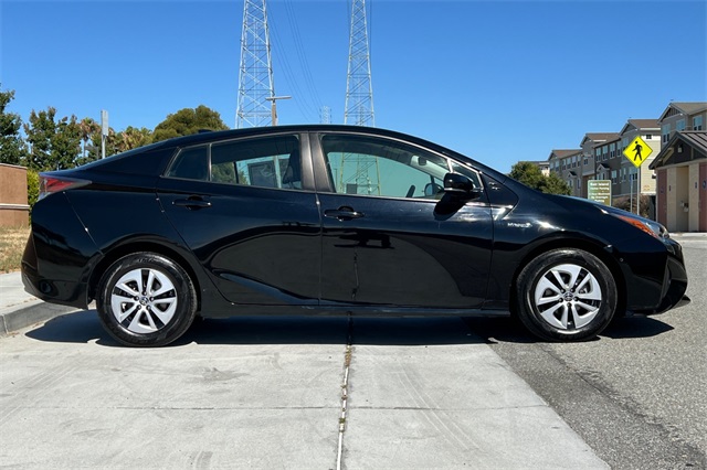 2017 Toyota Prius One Two photo 3