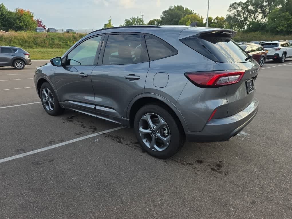 2023 Ford Escape ST-Line photo 4