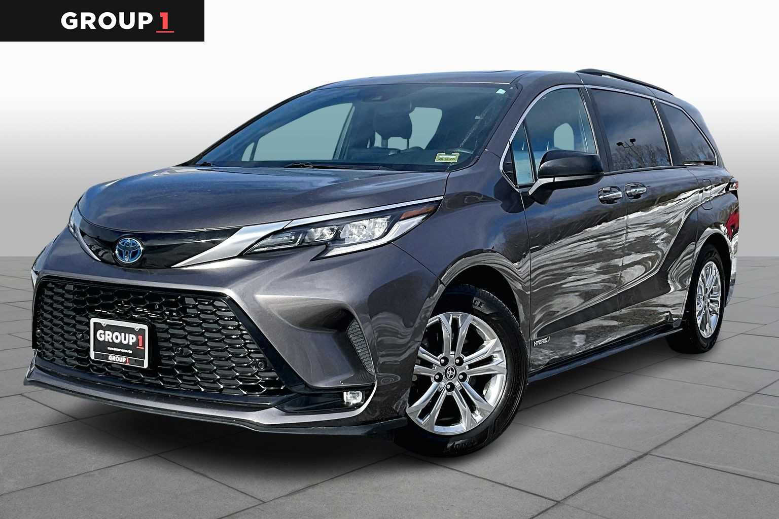 2021 Toyota Sienna XSE's photo