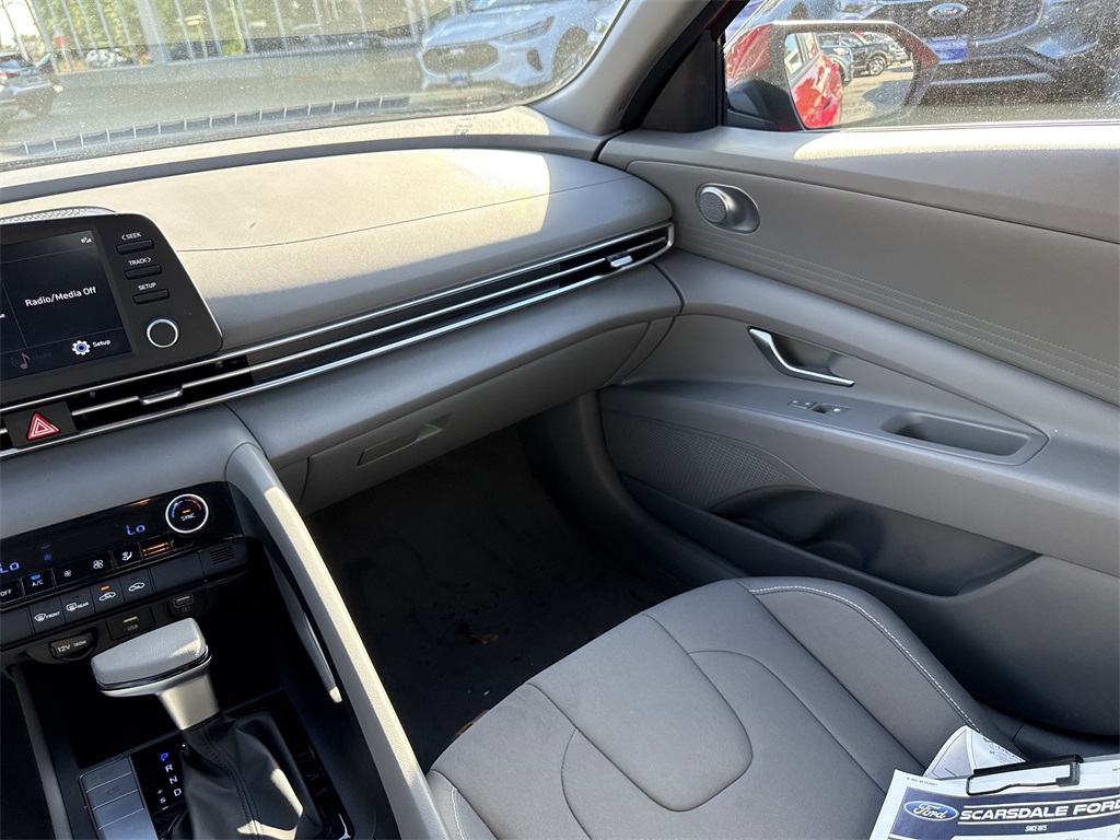2023 Hyundai Elantra SEL photo 17