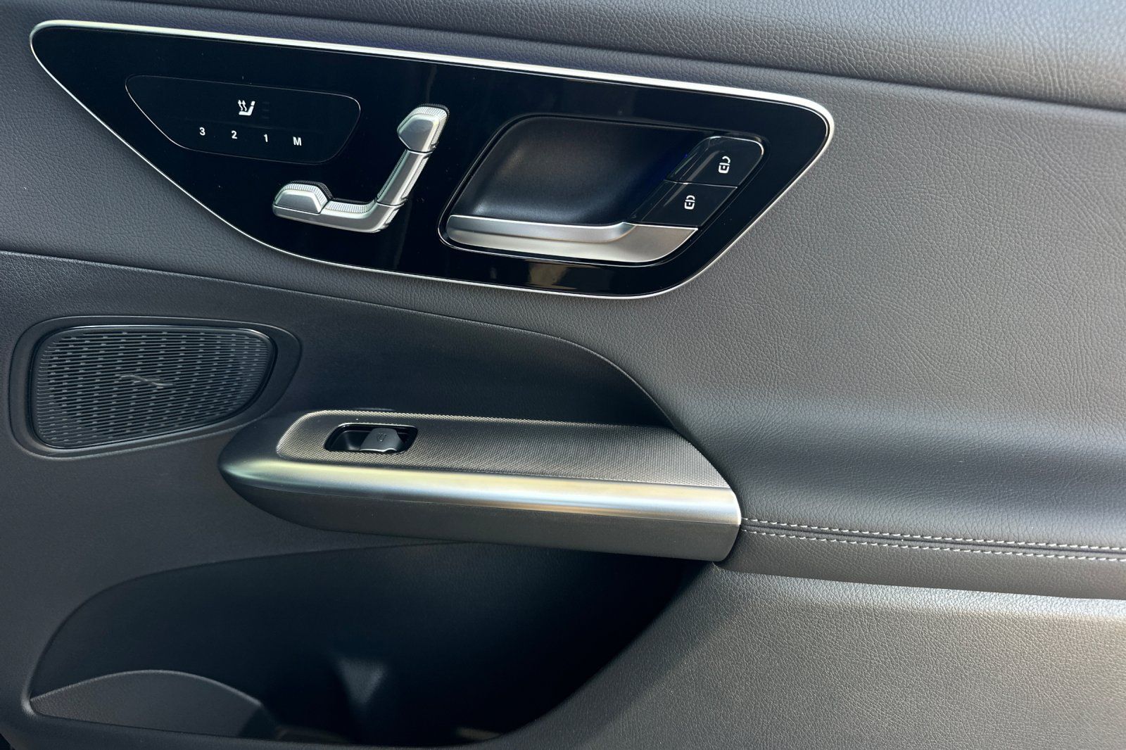 2025 Mercedes Benz GLC 300 photo 28