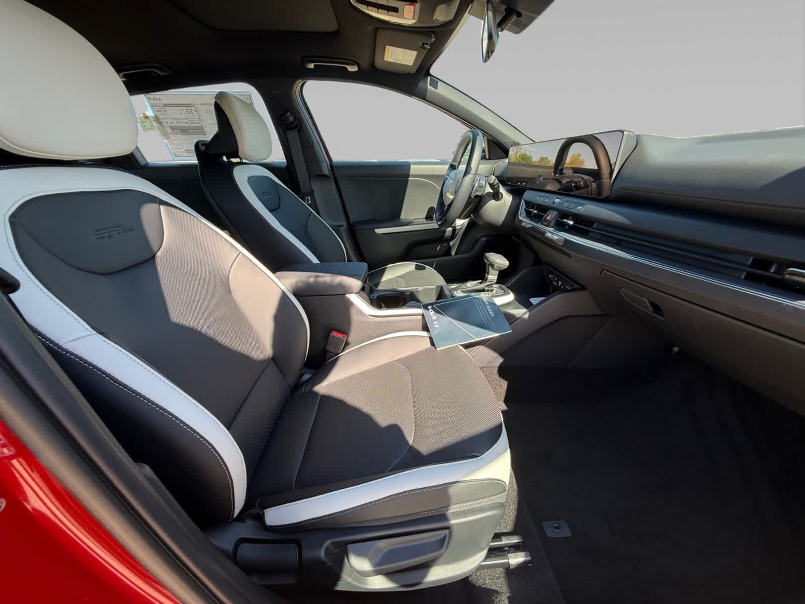 2025 Kia K4 GT-Line photo 14