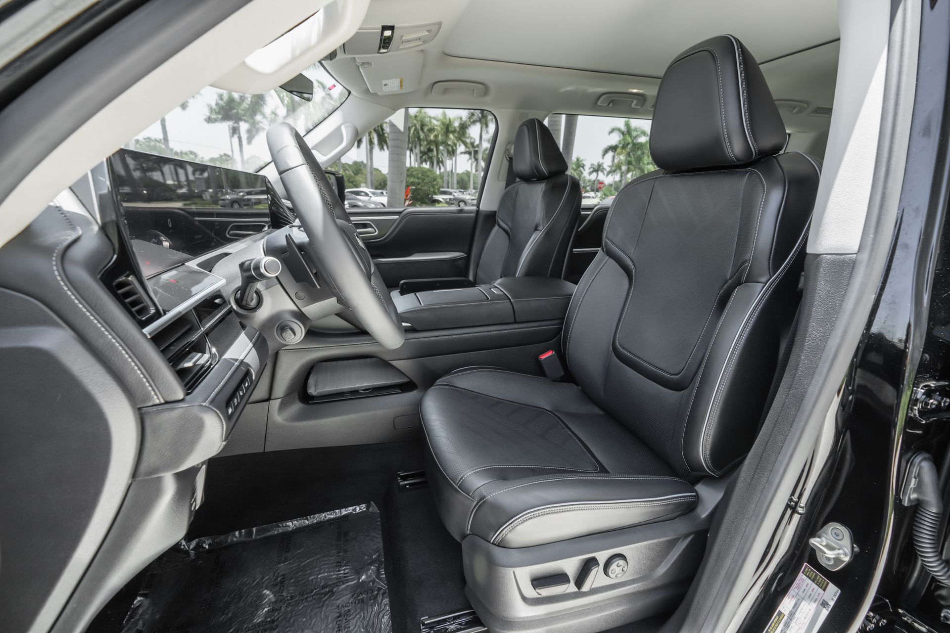2025 Infiniti QX80 Luxe photo 4