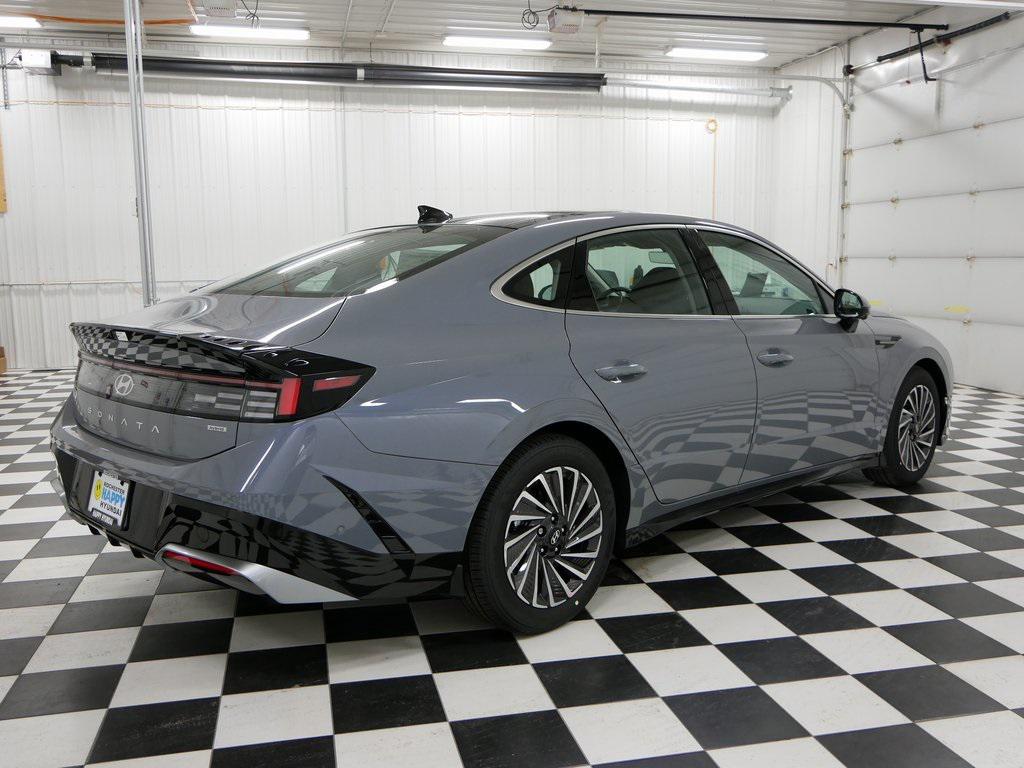 2025 Hyundai Sonata Hybrid Limited photo 2