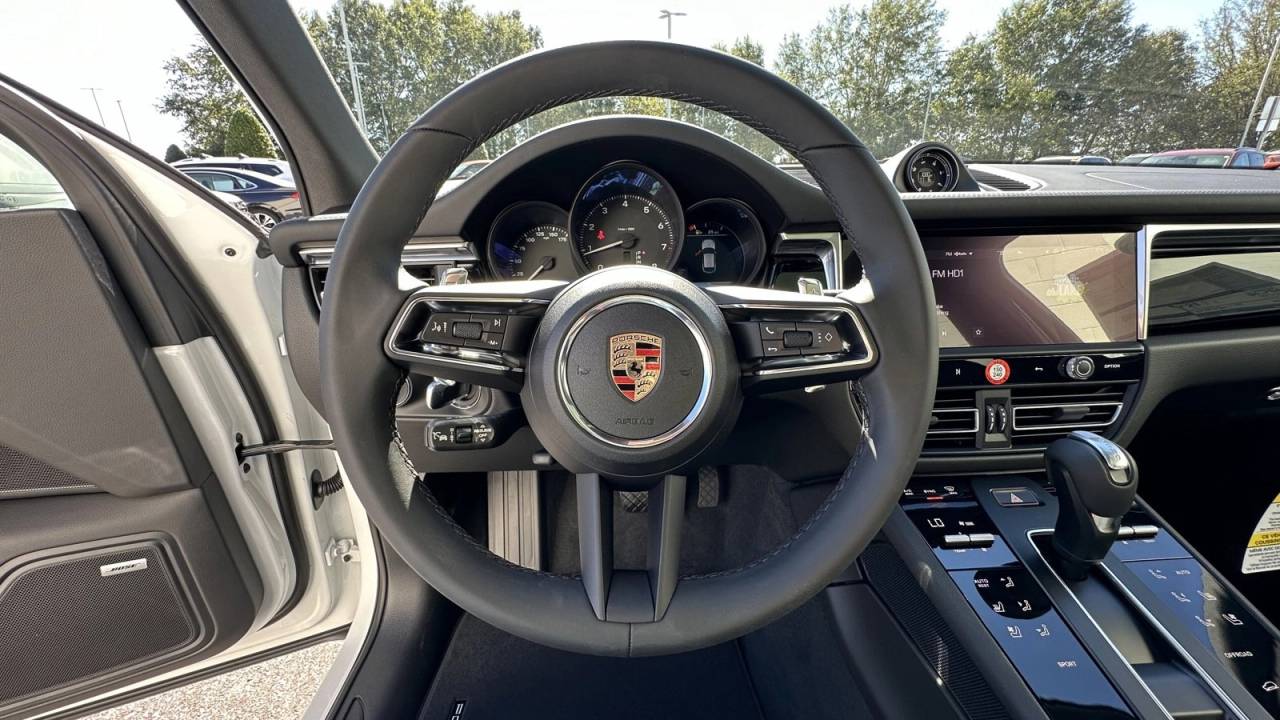 2025 Porsche Macan Base photo 4