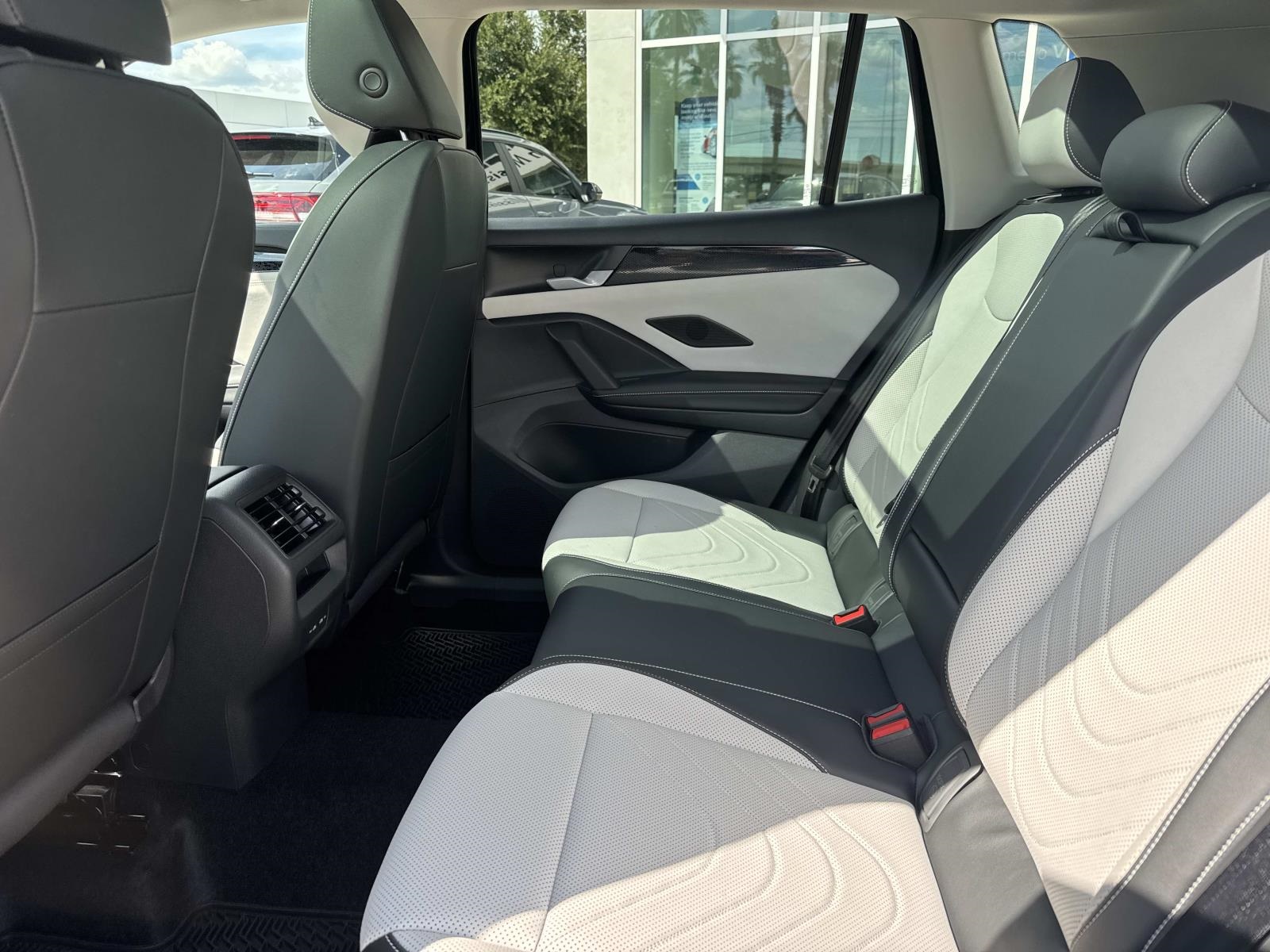 2025 Volkswagen Tiguan SE photo 5