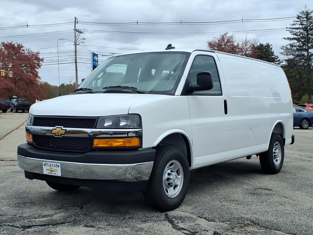 2025 Chevrolet Express Cargo 3500 photo 2