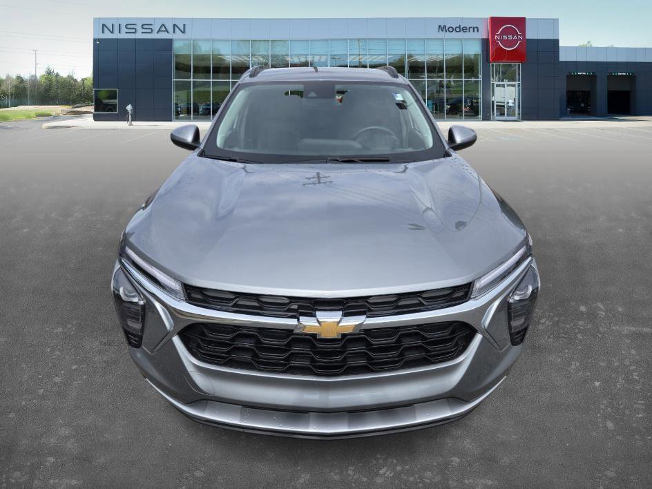 2025 Chevrolet Trax LT photo 2