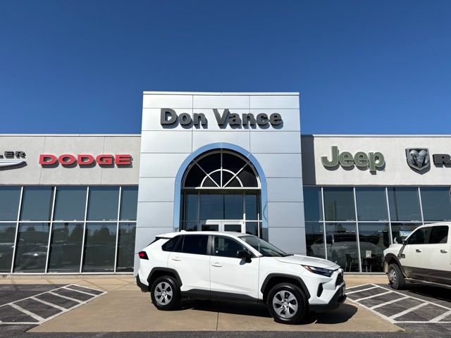 2024 Toyota RAV4 LE's photo