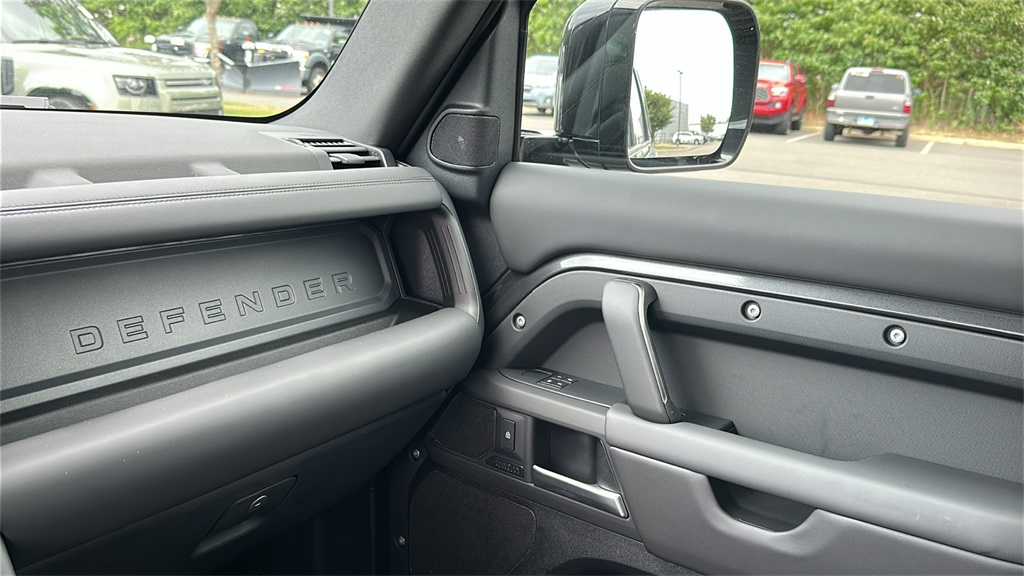 2025 Land Rover Defender 110 X-Dynamic SE photo 21