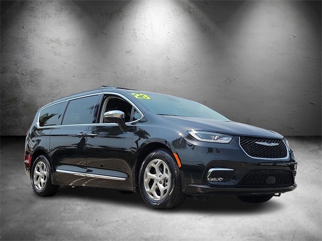 2023 Chrysler Pacifica Limited photo 2