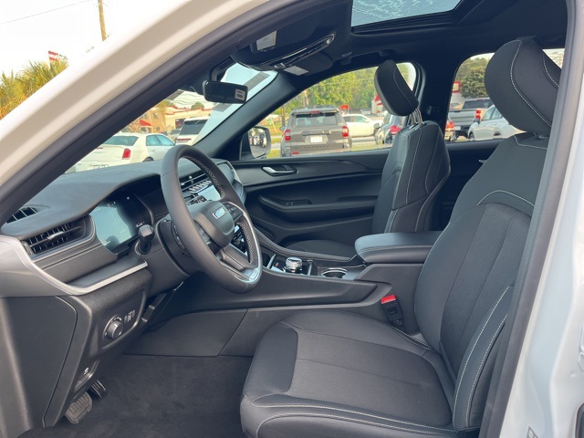 2025 Jeep Grand Cherokee Laredo X photo 6