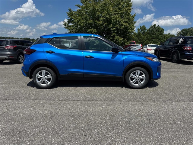 2025 Nissan Kicks Play S photo 2