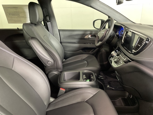 2025 Chrysler Pacifica photo 13