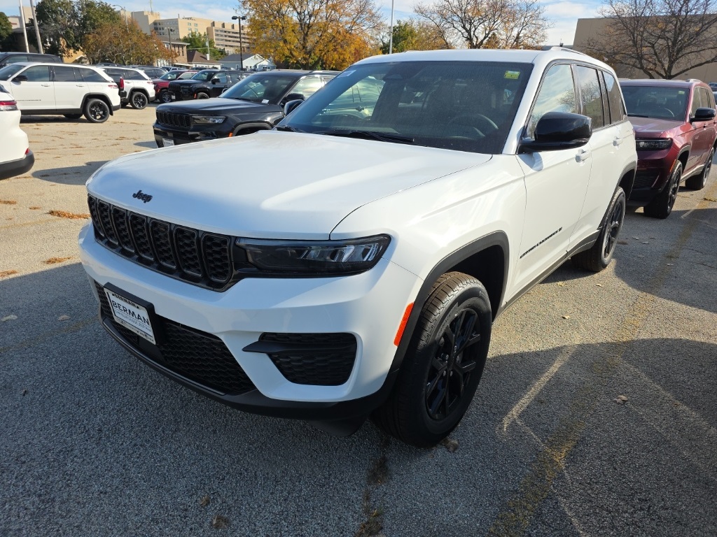 2025 Jeep Grand Cherokee Altitude photo 2