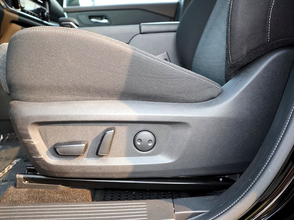 2023 Nissan Rogue SV photo 12