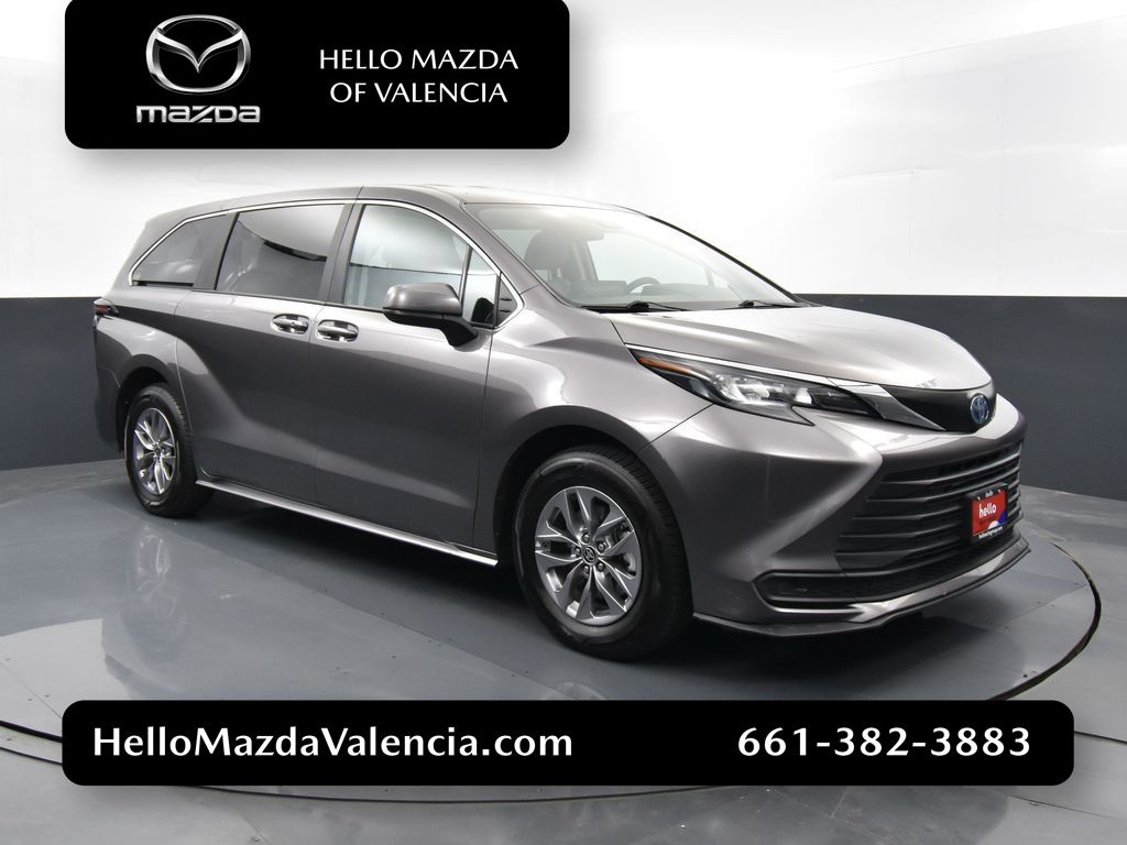 2024 Toyota Sienna LE's photo