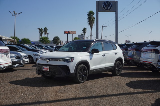 2026 Volkswagen Taos SE Black's photo