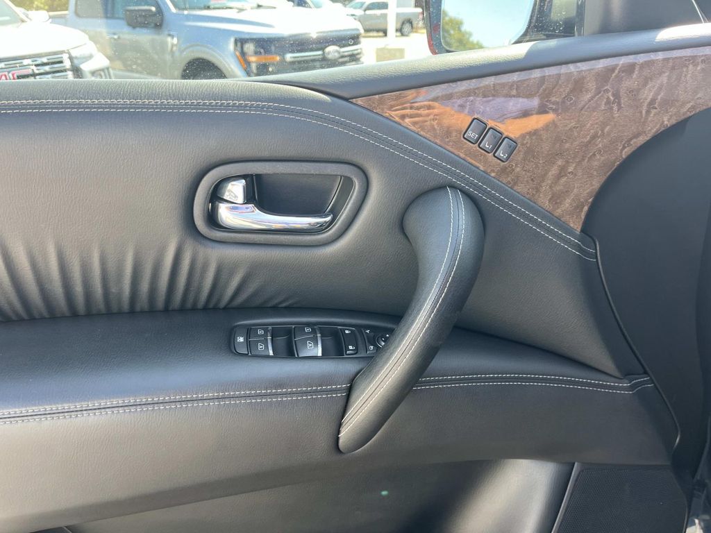 2015 Infiniti QX80 Base photo 15