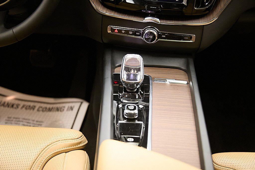 2023 VOLVO XC60 - Image 29