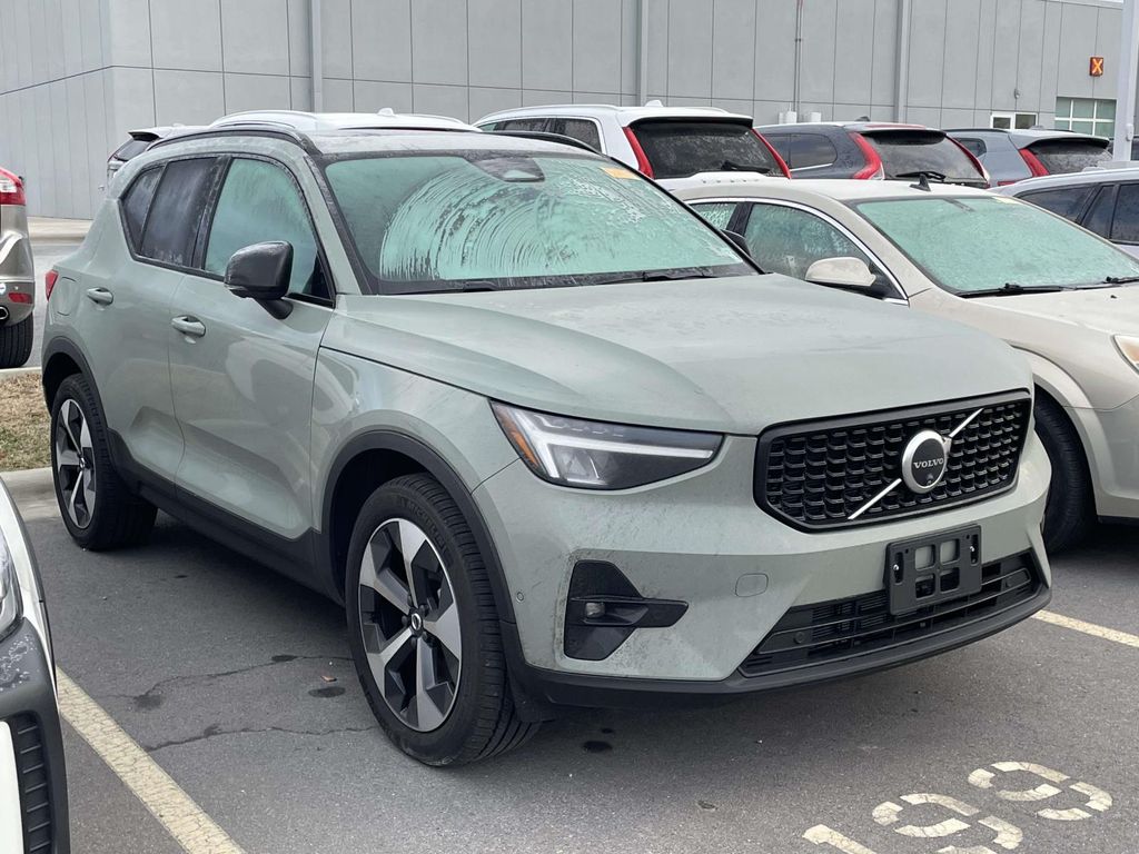 2025 Volvo XC40 Plus