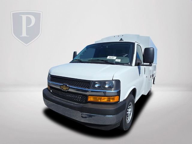 2025 Chevrolet Express Cutaway 3500 photo 4